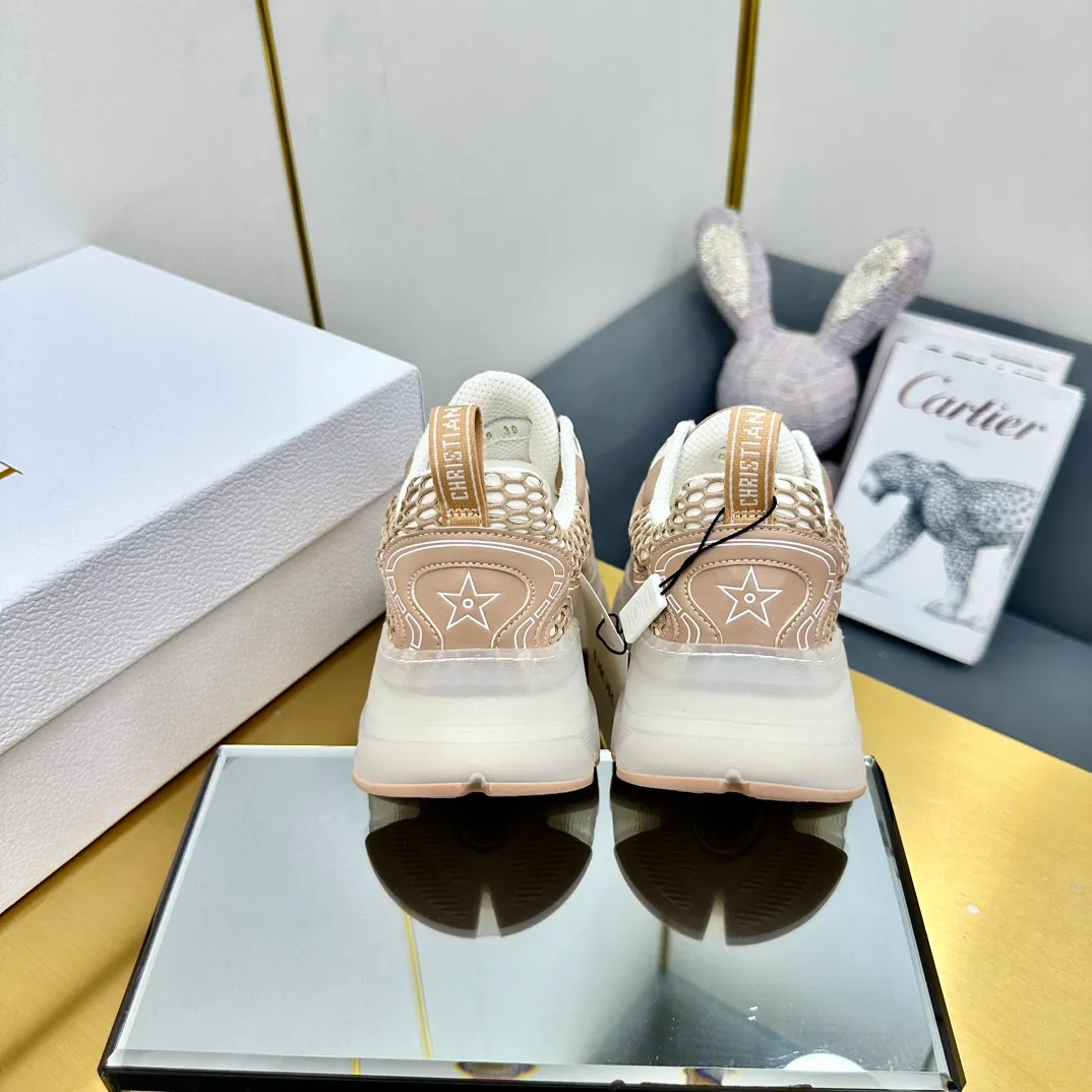👟👟Ex-factory price 700👟👟 Top version 🌟🌟Dior 2024 spring and summer catwalk new style Vibe iconic fashion modern sports dad shoes CD letter logo Oblique printed pattern lace-up color-blocking thick-soled running shoes Stars' same jelly color casual women's shoes The top high-end version on the market Material: The upper is made of special technology with mesh fabric spliced with metal cowhide + environmentally friendly breathable fabric lining + original molded Tpu combination outsole. Bottom thickness: 4CM Size: 35-40 standard code (34.41 customization is not returnable)